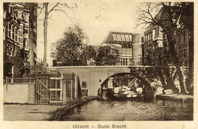 1275 Gezicht op de Oudegracht Weerdzijde te Utrecht met op de achtergrond de Jansbrug.